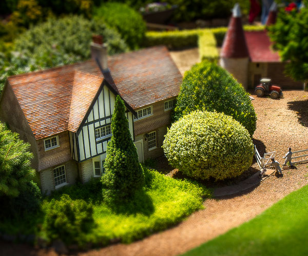 Cockington Green Gardens is a park of miniatures. Here you can find mini episods from life and architectural wonders from all over the world.